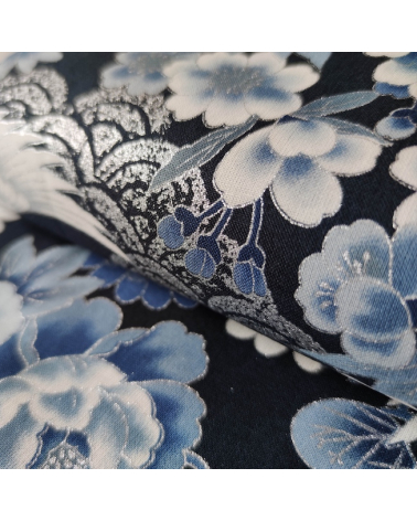 Tela japonesa de algodón "Tsuru to botan" en azules con detalles en plata.