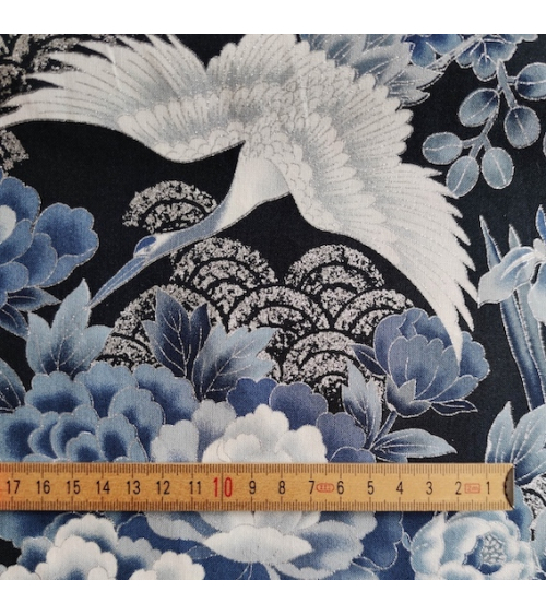 Tela japonesa de algodón "Tsuru to botan" en azules con detalles en plata.