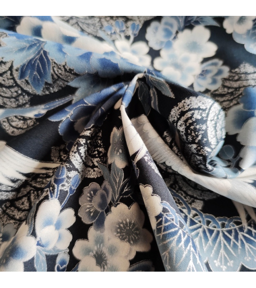 Tela japonesa de algodón "Tsuru to botan" en azules con detalles en plata.