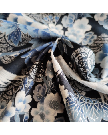 Tela japonesa de algodón "Tsuru to botan" en azules con detalles en plata.