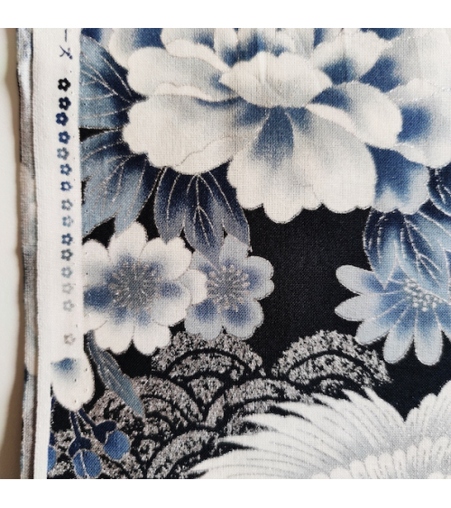 Tela japonesa de algodón "Tsuru to botan" en azules con detalles en plata.