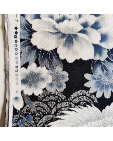 Tela japonesa de algodón "Tsuru to botan" en azules con detalles en plata.