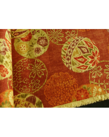 Temari sobre fondo rojo profundo vintage