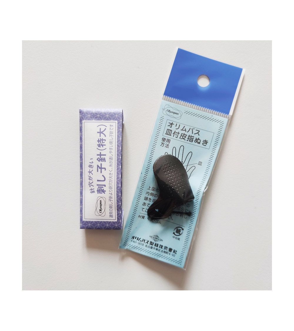 Dedal de cuero y aguja larga para sashiko (bordado japonés).