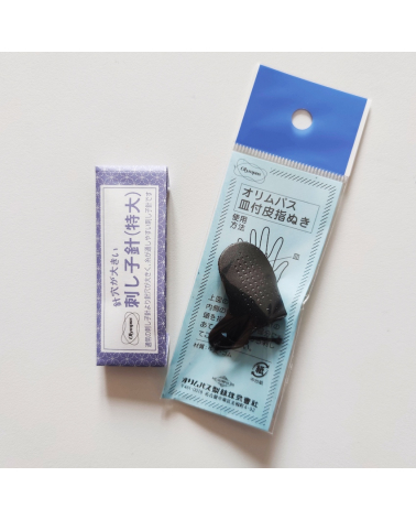 Dedal de cuero y aguja larga para sashiko (bordado japonés).