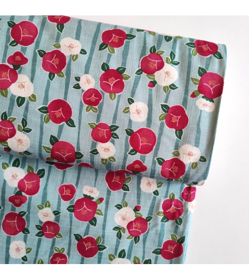 Tela de dobby japonés "Camelias" (Tsubaki) en azul claro.