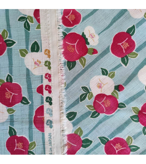 Tela de dobby japonés "Camelias" (Tsubaki) en azul claro.