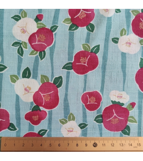 Tela de dobby japonés "Camelias" (Tsubaki) en azul claro.