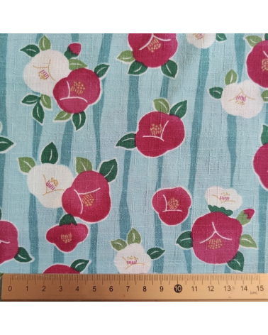 Tela de dobby japonés "Camelias" (Tsubaki) en azul claro.
