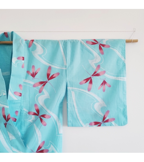 Yukata japonés en azul claro con libélulas.