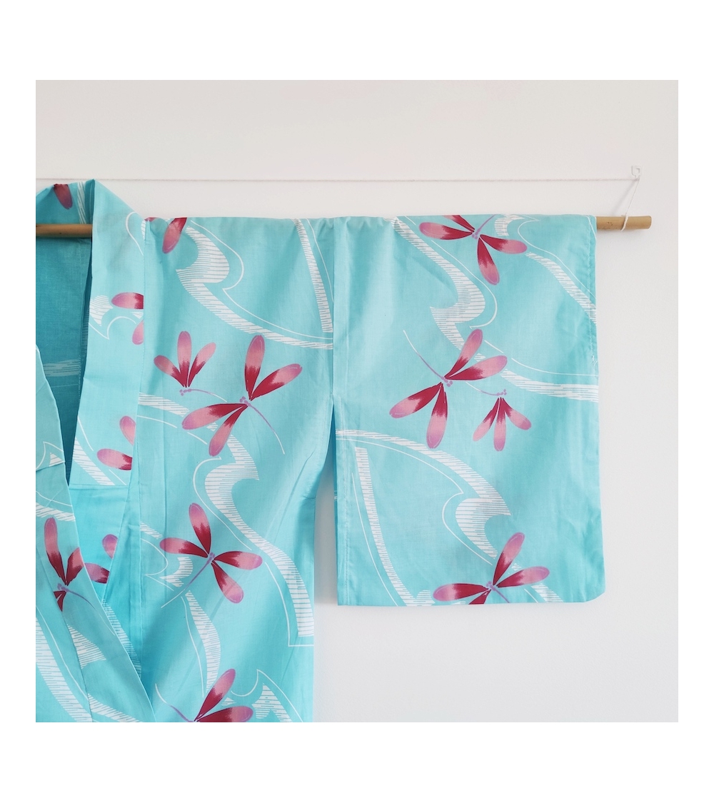 Yukata japonés en azul claro con libélulas.