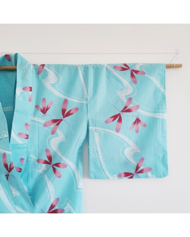 Yukata japonés en azul claro con libélulas.