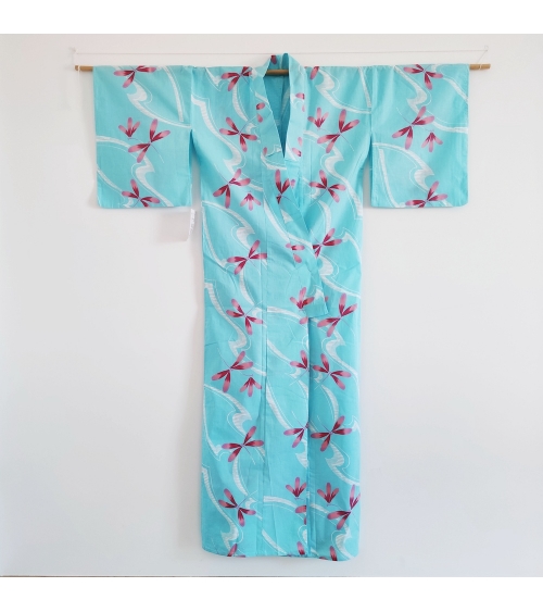 Yukata japonés en azul claro con libélulas.