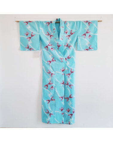 Yukata japonés en azul claro con libélulas.