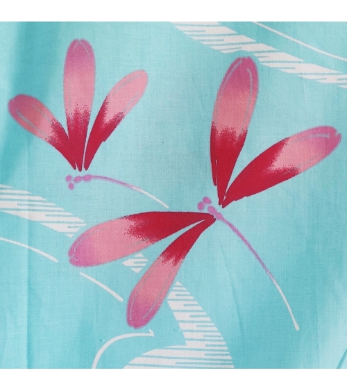 Yukata japonés en azul claro con libélulas.