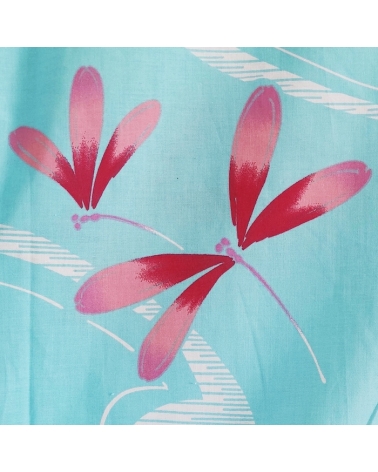 Yukata japonés en azul claro con libélulas.