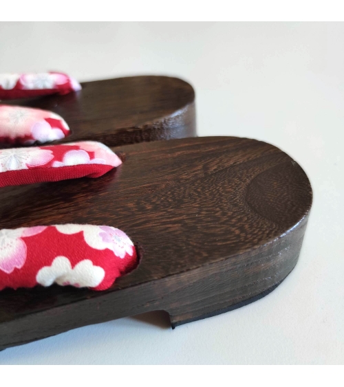 Sandalias geta con flores de ccerezo (sakura) sobre fondo rojo. 25cm.