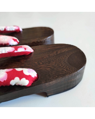 Sandalias geta con flores de ccerezo (sakura) sobre fondo rojo. 25cm.