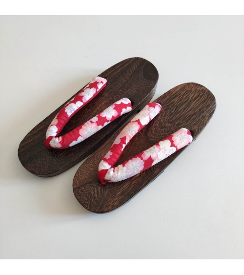Sandalias geta con flores de ccerezo (sakura) sobre fondo rojo. 25cm.