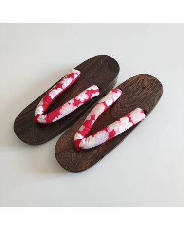 Sandalias geta con flores de ccerezo (sakura) sobre fondo rojo. 25cm.