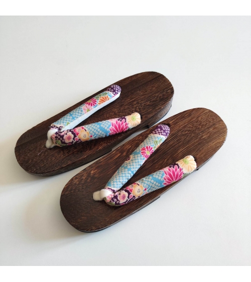 Sandalias japonesas geta con motivo de flores y shibori en azul turquesa. 25cm.