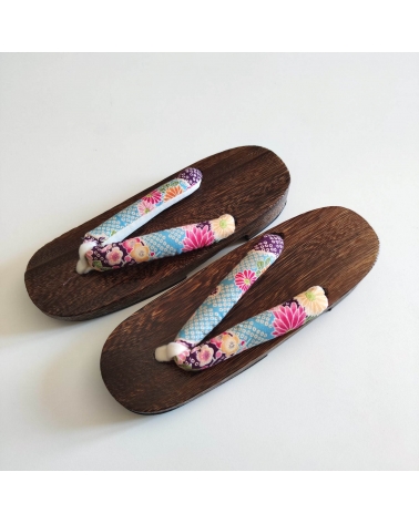 Sandalias japonesas geta con motivo de flores y shibori en azul turquesa. 25cm.