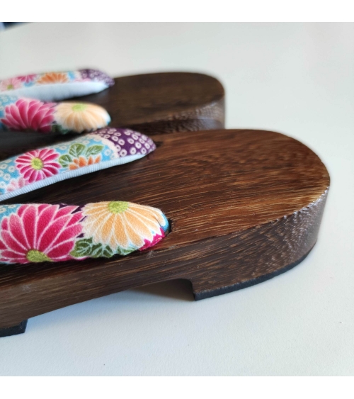 Sandalias japonesas geta con motivo de flores y shibori en azul turquesa. 25cm.