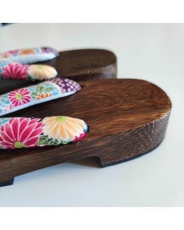 Sandalias japonesas geta con motivo de flores y shibori en azul turquesa. 25cm.