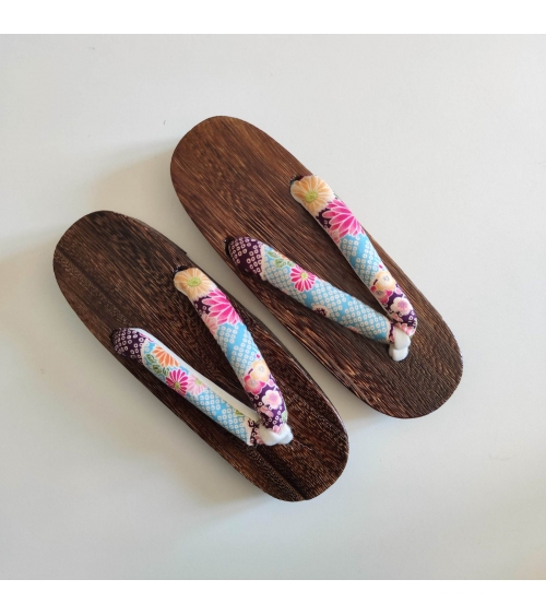 Sandalias japonesas geta con motivo de flores y shibori en azul turquesa. 25cm.