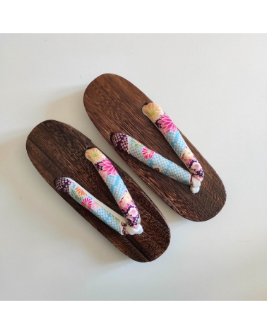 Sandalias japonesas geta con motivo de flores y shibori en azul turquesa. 25cm.