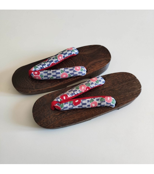 Sandalias japonesas geta con flores de camelia (tsubaki) sobre fondo yagasuri azul. 25cm.