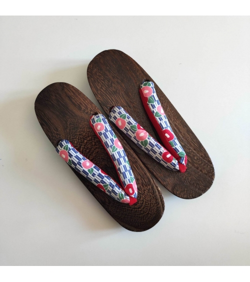 Sandalias japonesas geta con flores de camelia (tsubaki) sobre fondo yagasuri azul. 25cm.