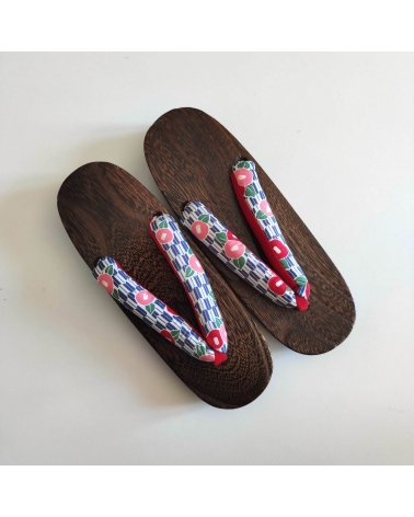 Sandalias japonesas geta con flores de camelia (tsubaki) sobre fondo yagasuri azul. 25cm.