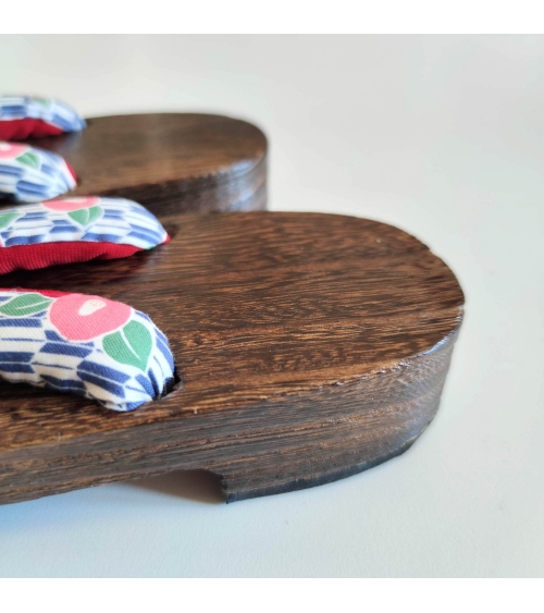 Sandalias japonesas geta con flores de camelia (tsubaki) sobre fondo yagasuri azul. 25cm.