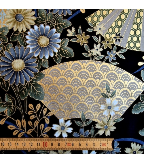 Tela japonesa  algodón 100% "Sensu to Hana" (abanicos y flores) en negro.