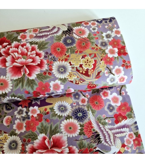 Tela japonesa. Grullas (tsuru) y flores (hana). Motivo multicolor y oro, sobre fondo lila.