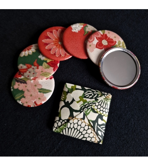 Espejito de bolso de unos 6cm forrado con seda de kimono vintage