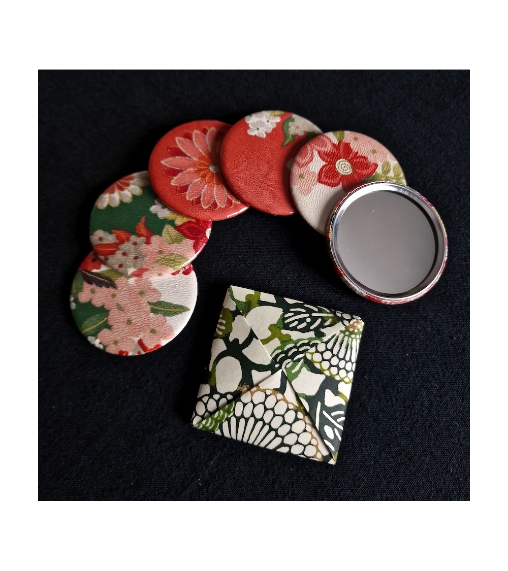 Espejito de bolso de unos 6cm forrado con seda de kimono vintage