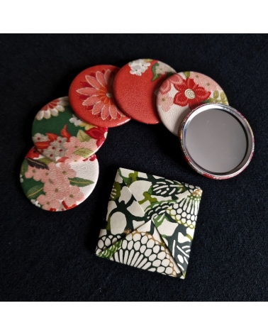 Espejito de bolso de unos 6cm forrado con seda de kimono vintage