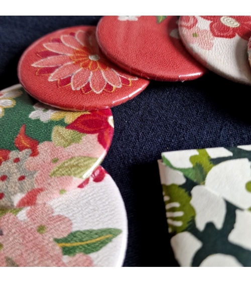 Espejito de bolso de unos 6cm forrado con seda de kimono vintage