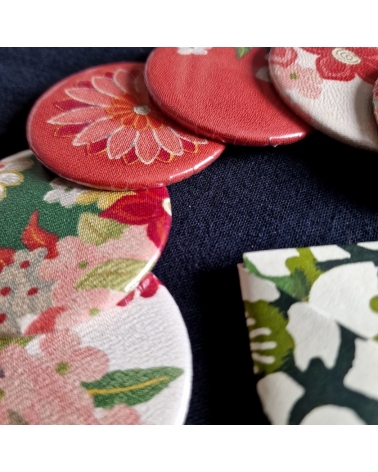 Espejito de bolso de unos 6cm forrado con seda de kimono vintage