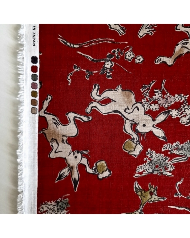 Tela japonesa "Choju-giga" con fondo rojo guinda, en dobby de algodón 100%.