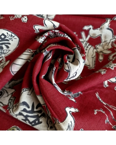 Tela japonesa "Choju-giga" con fondo rojo guinda, en dobby de algodón 100%.