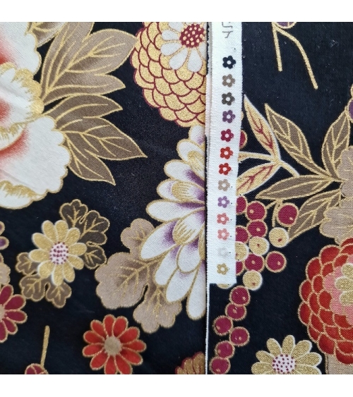 Tela japonesa "Flores y bambú" en colores de otoño sobre negro.
