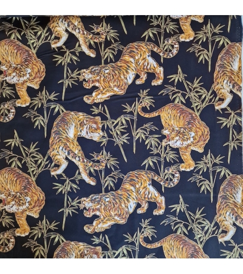 Tela japonesa "Tigres y bambú", con detalles en oro, en negro