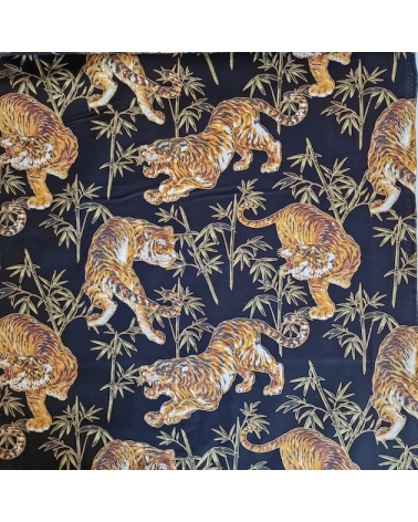Tela japonesa "Tigres y bambú", con detalles en oro, en negro