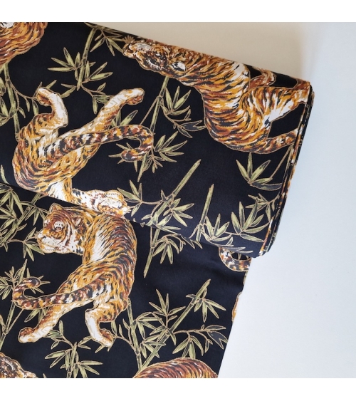 Tela japonesa "Tigres y bambú", con detalles en oro, en negro