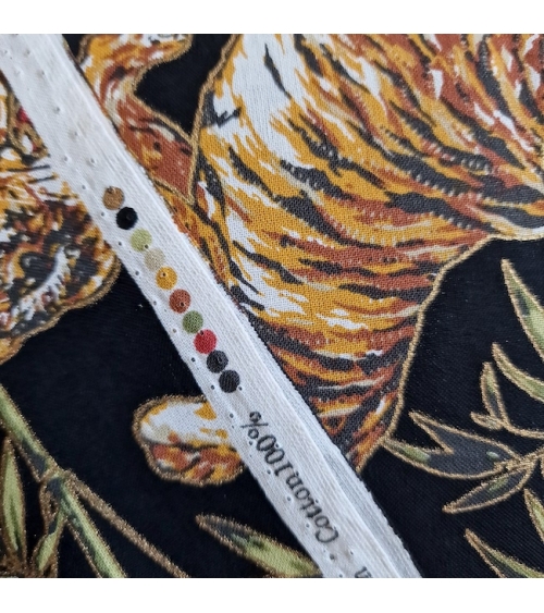 Tela japonesa "Tigres y bambú", con detalles en oro, en negro