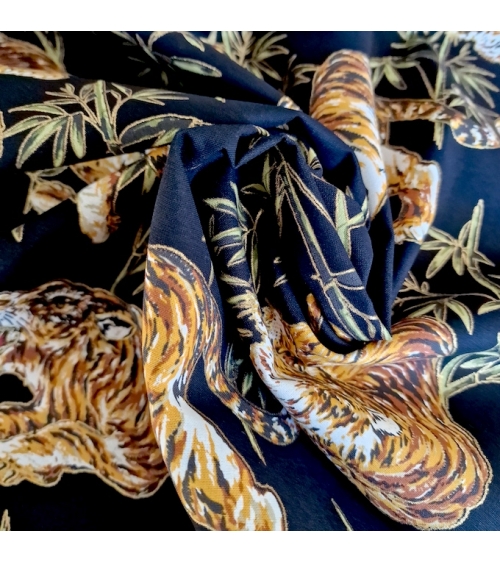 Tela japonesa "Tigres y bambú", con detalles en oro, en negro