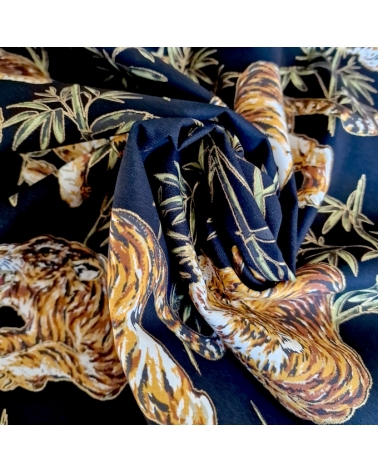 Tela japonesa "Tigres y bambú", con detalles en oro, en negro